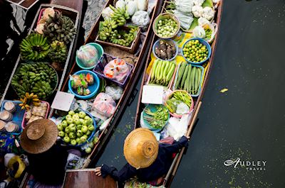 Floating market, Vietnam — key destination image