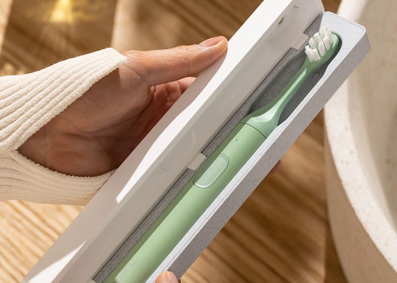 Toothbrush with UV travel case from SURI