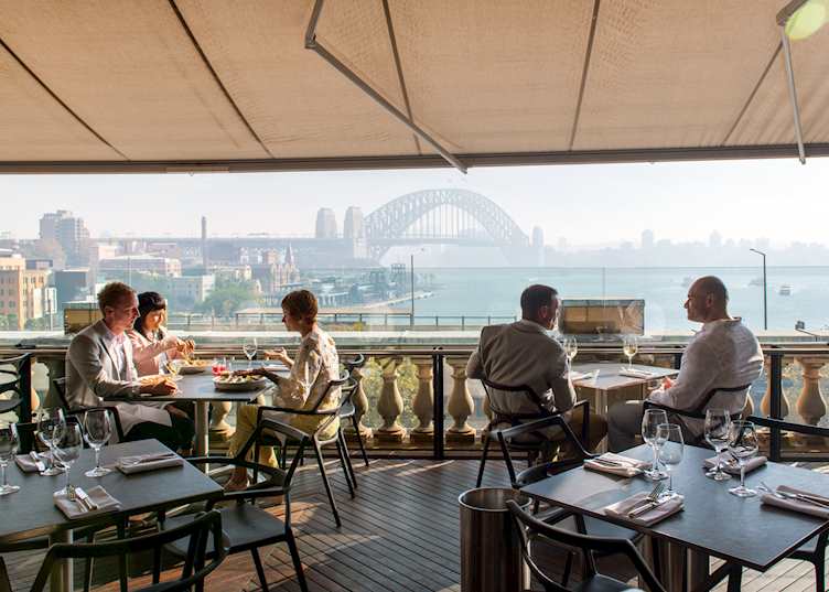 Cafe overlooking Sydney Harbour (© Destination NSW)