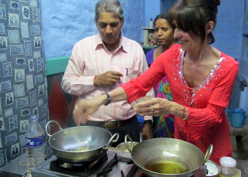 Sophie's mum who travelled with Sophie learns how to cook Brahmin style