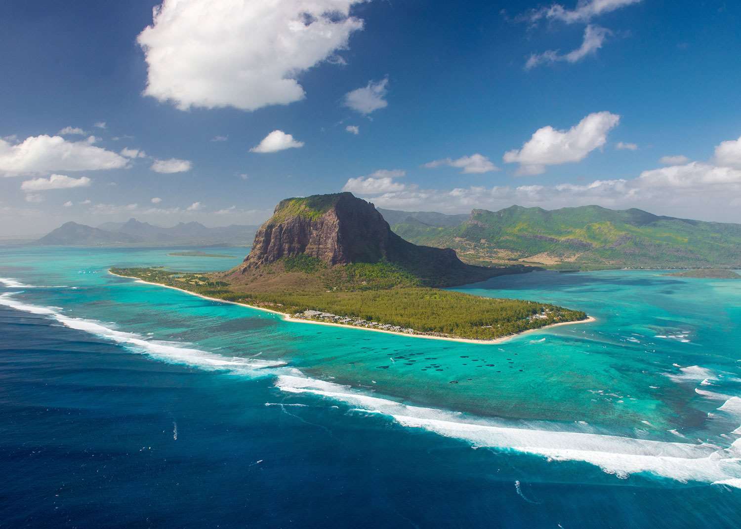 Vedere aeriană a insulei Mauritius, pe muntele Le Morne