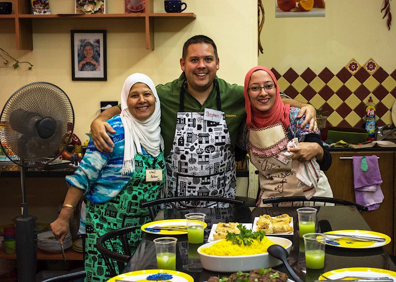 Steve having a cookery lesson in Cairo (Kerry-Ann taking the photo)