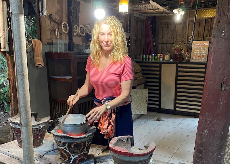 Vanessa cooking in the home of a local in Chiang Mai