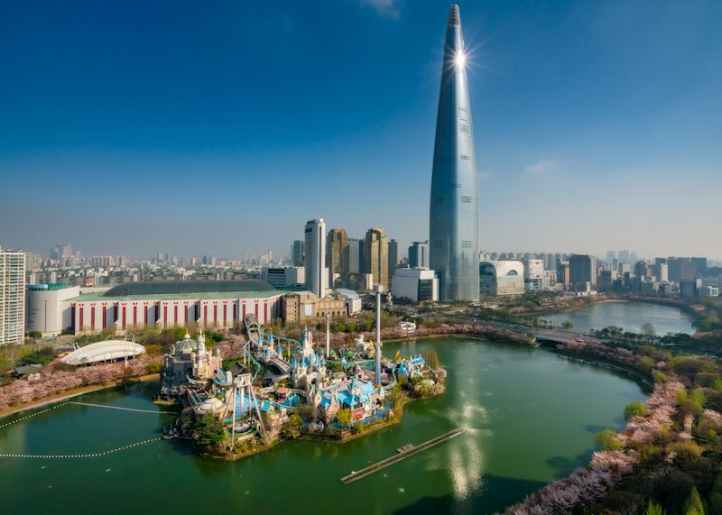Lotte World Tower, with Lotte World Theme Park in the foreground