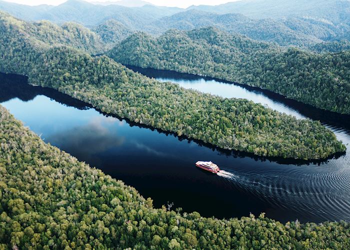 World Heritage Cruises, Tasmania — © Tourism Australia