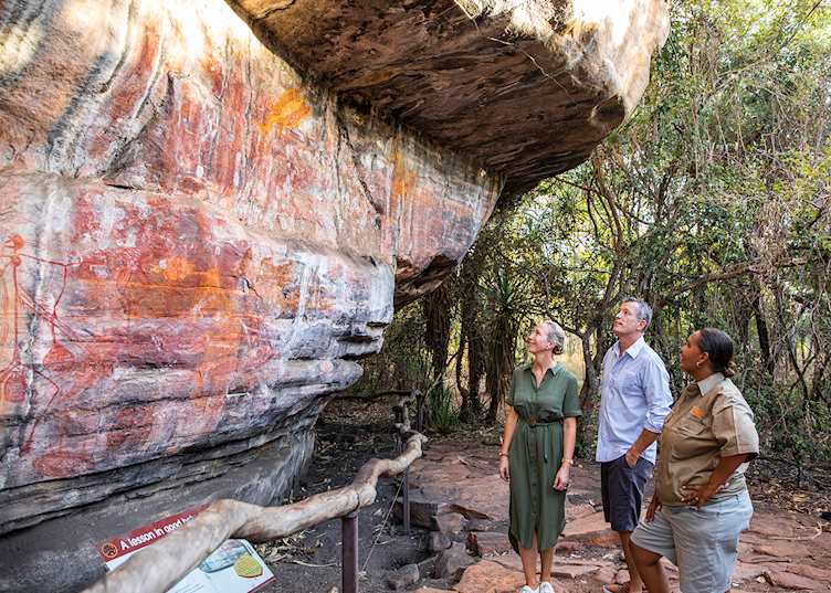 Guided visit to see rock art at Ubirr