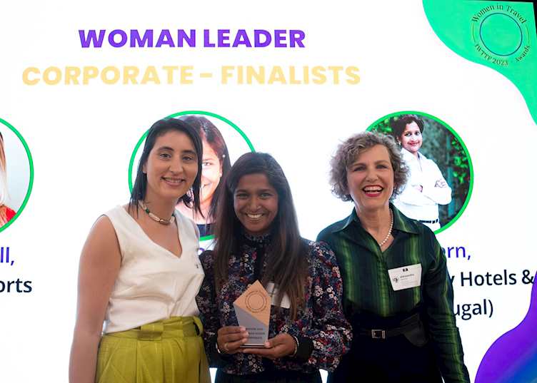 Sonal receiving the Women in Travel Award
