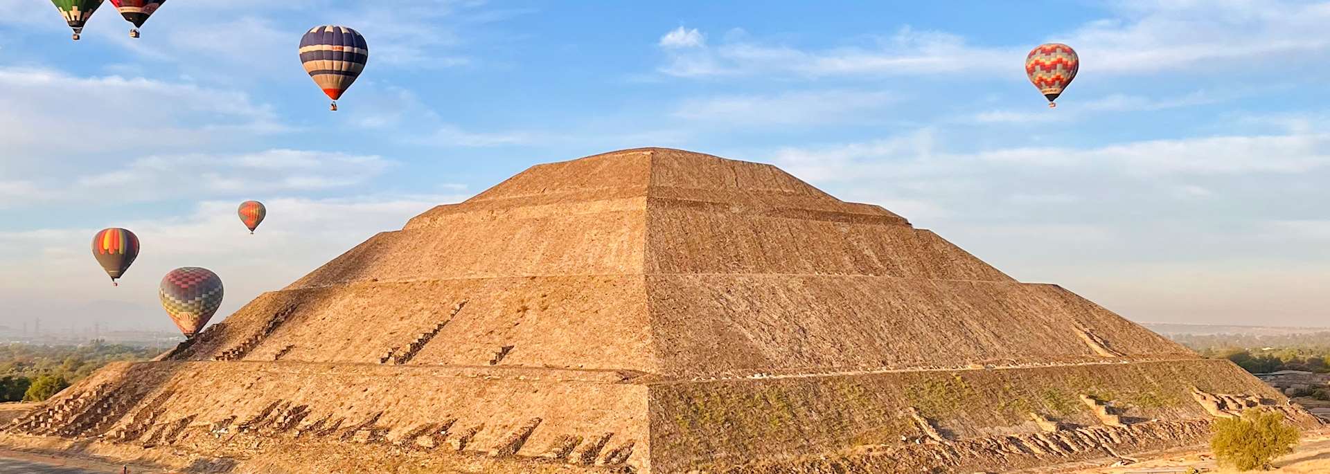 Hot air balloons at Teotihuacán
