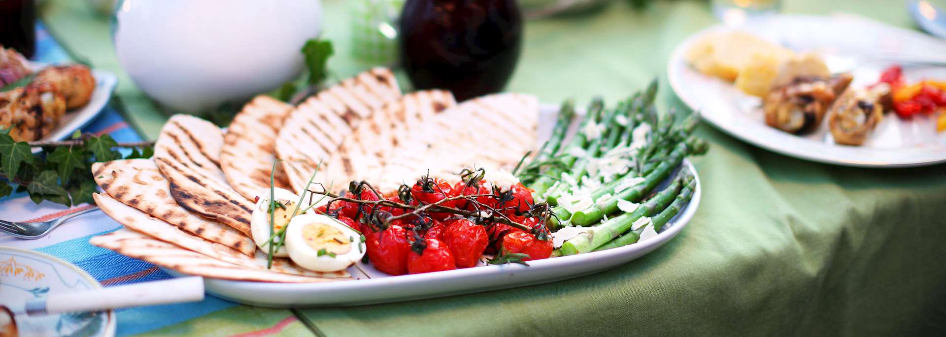 Asparagus and tomatoes with pita bread