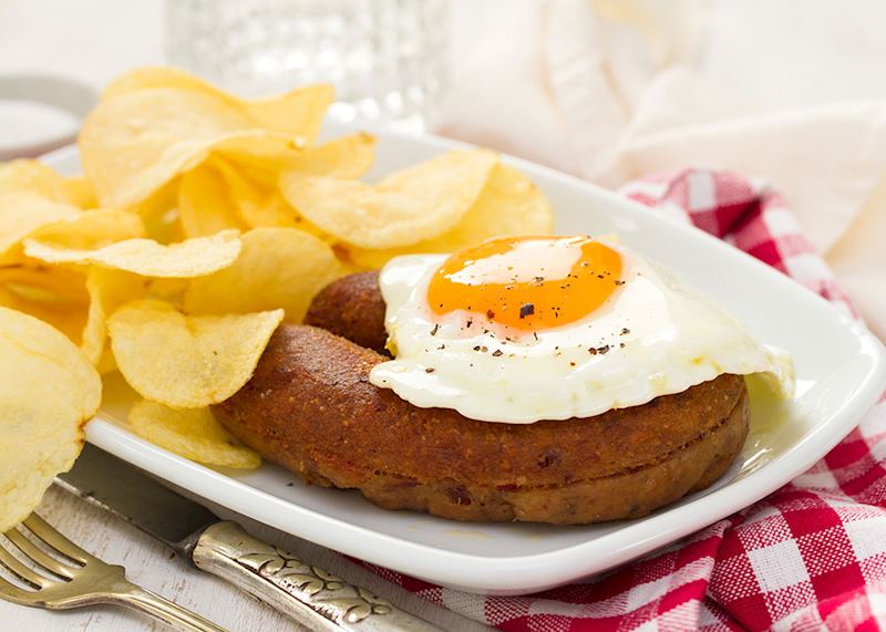 Alheira with egg and potato crisps