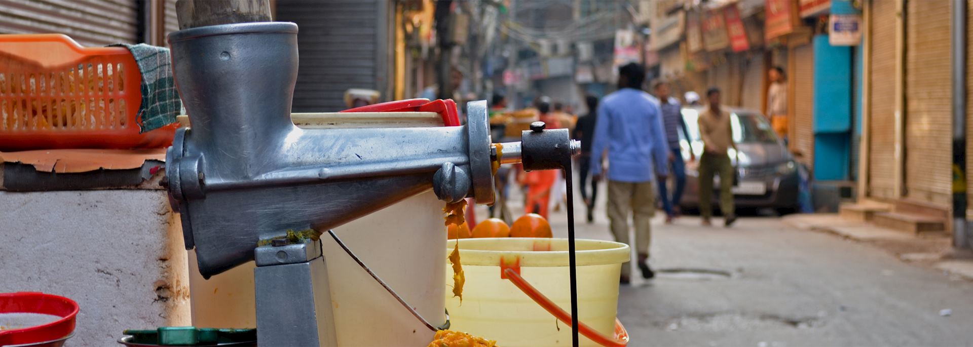 Hand juicer on a street in Chandni Chowk