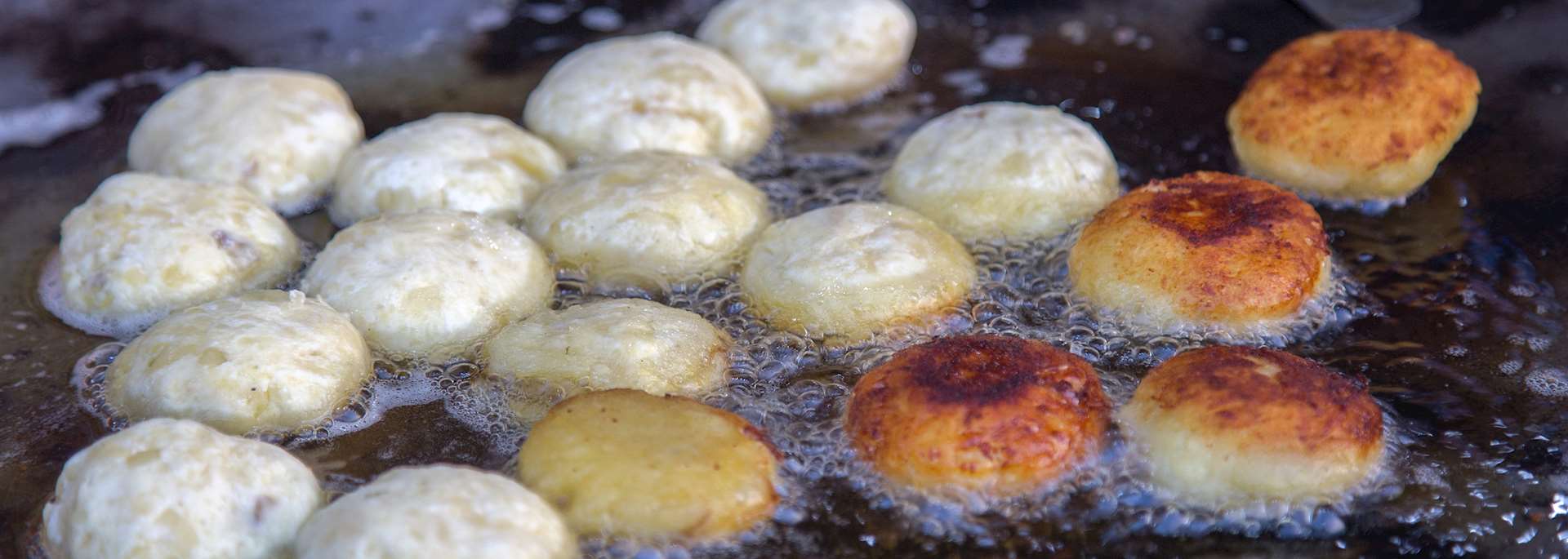 Frying aloo tikki