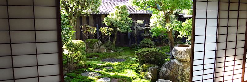 The tranquil garden of a ryokan in Tsumago