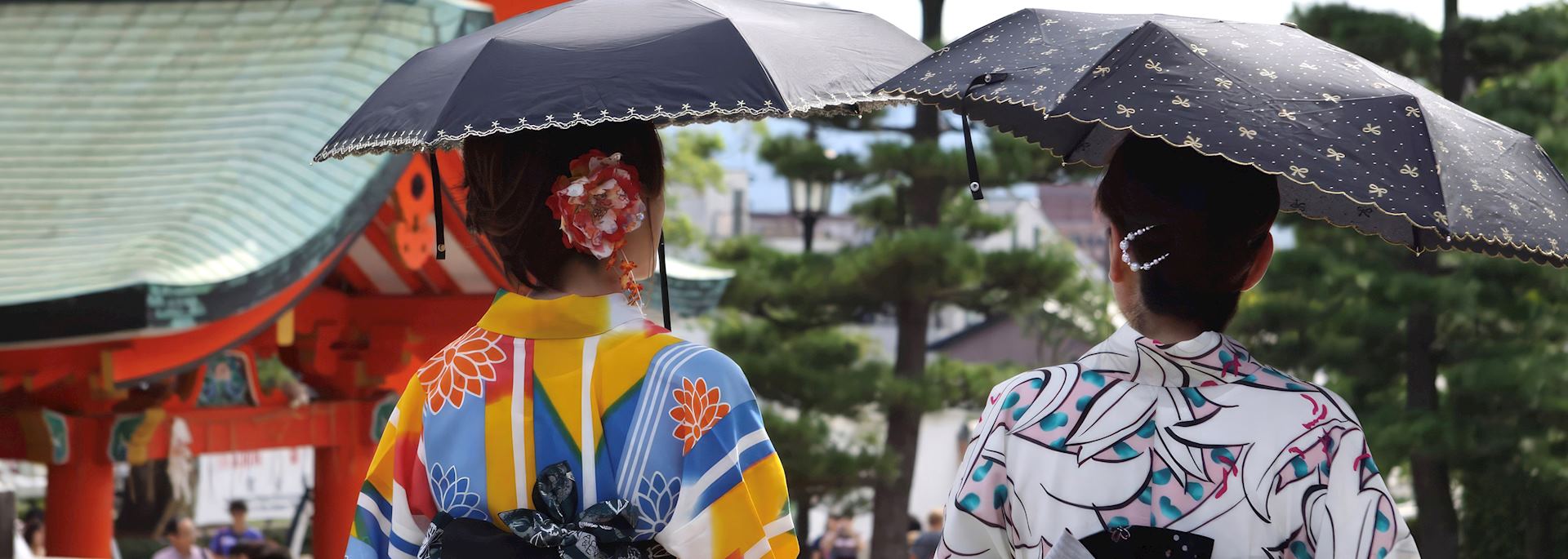 Geisha at Romon Gate, Kyoto