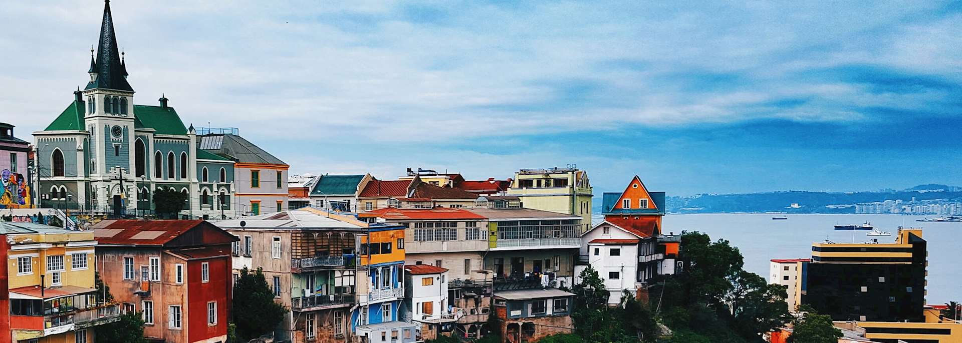 Brightly painted houses in the port town of Valparaíso