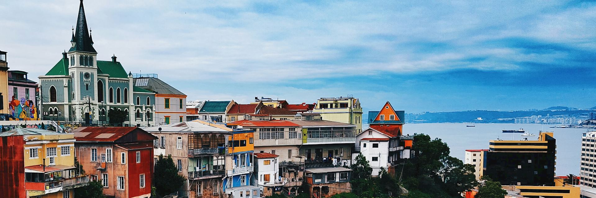 Brightly painted houses in the port town of Valparaíso