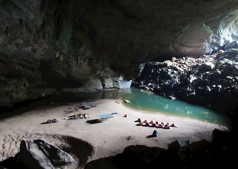 Camping in Hang En Cave