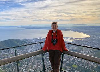 Thora on top of Table Mountain in Cape Town