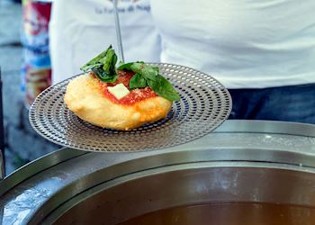 Pizza fritta, Naples