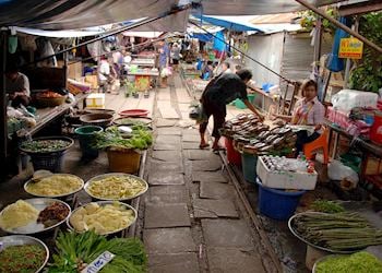 Train market, Amphawa