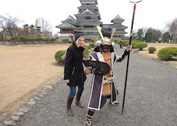 Tesia with a samurai at the 'Crow Castle' in Matsumoto 