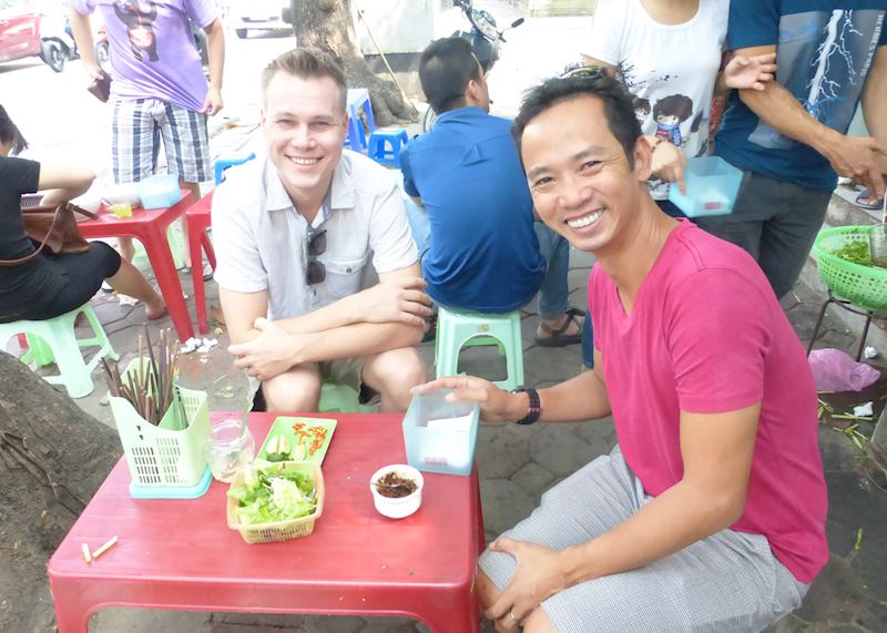 Street tour with Hanoi food blogger